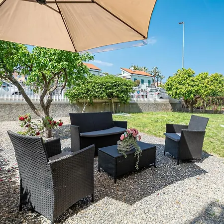600 Meters From The Sea - Private Courtyard And Parking Apartment