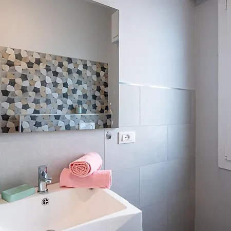 600 Meters From The Sea - Private Courtyard And Parking Apartment
